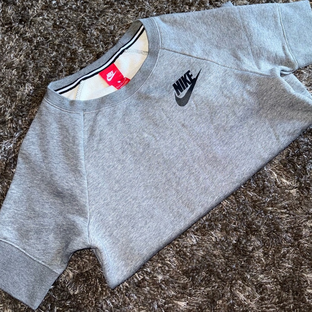 Nike women’s short sleeve warm Gray Sweatshirt size small